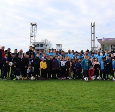 Fotbaliștii de la FC Argeș, vizitați de elevii de la Școala Gimnazială ”Matei Basarab”