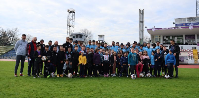 Fotbaliștii de la FC Argeș, vizitați de elevii de la Școala Gimnazială ”Matei Basarab”